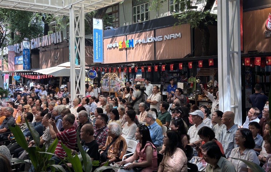 Đông đảo bạn bè, độc giả yêu thích những trang viết của bác sĩ, cư sĩ Đỗ Hồng Ngọc đến tham dự buổi trò chuyện