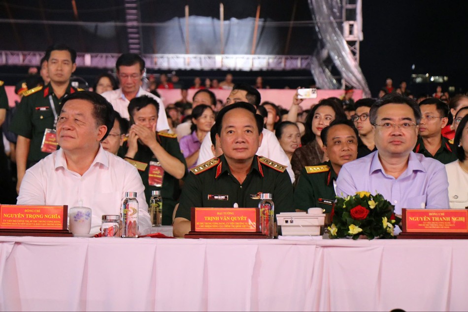 Từ trái sang: ông Nguyễn Trọng Nghĩa, Trưởng ban Tuyên giáo và Dân vận T.Ư; Đại tướng Trịnh Văn Quyết, Chủ nhiệm Tổng cục Chính trị QĐND Việt Nam; ông Nguyễn Thanh Nghị, Phó Bí thư Thường trực Thành ủy TP.HCM