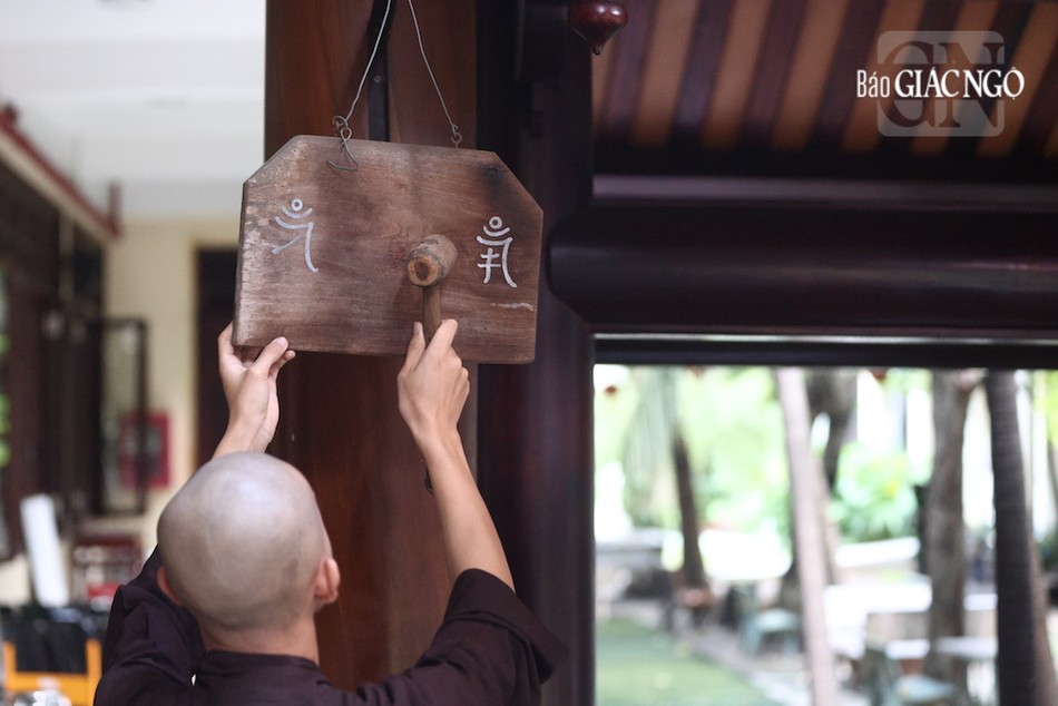 Qua ngót nghét 65 năm, chùa vẫn giữ được dáng dấp yên bình giữa thành phố sôi động, với sinh hoạt theo nếp thiền môn Trung phần, cùng một chúng học tăng đông đảo Qua ngót nghét 65 năm, chùa vẫn giữ được dáng dấp yên bình giữa thành phố sôi động, với sinh hoạt theo nếp thiền môn Trung phần, cùng một chúng học tăng đông đảo