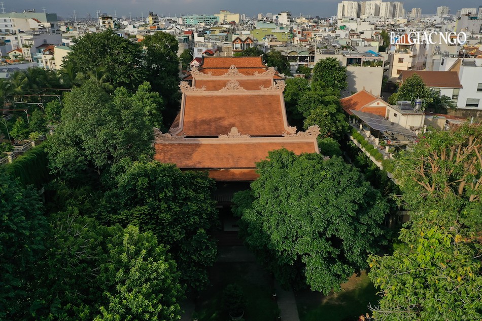 Với mục đích để làm nơi lưu trú cho các Tăng sinh của Phật học viện Trung phần Hải Đức - Nha Trang vào Nam theo học các chương trình cao hơn, năm 1960, Đại lão Hòa thượng Thích Trí Thủ phát mãi một mảnh vườn rộng khoảng 4.000 mét vuông để xây dựng Quảng Hương Già Lam Với mục đích để làm nơi lưu trú cho các Tăng sinh của Phật học viện Trung phần Hải Đức - Nha Trang vào Nam theo học các chương trình cao hơn, năm 1960, Đại lão Hòa thượng Thích Trí Thủ phát mãi một mảnh vườn rộng khoảng 4.000 mét vuông để xây dựng Quảng Hương Già Lam