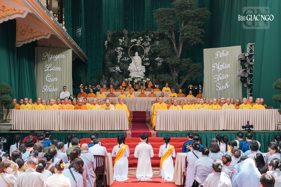 Các em thanh thiếu niên Phật tử dâng lời cảm niệm Các em thanh thiếu niên Phật tử dâng lời cảm niệm