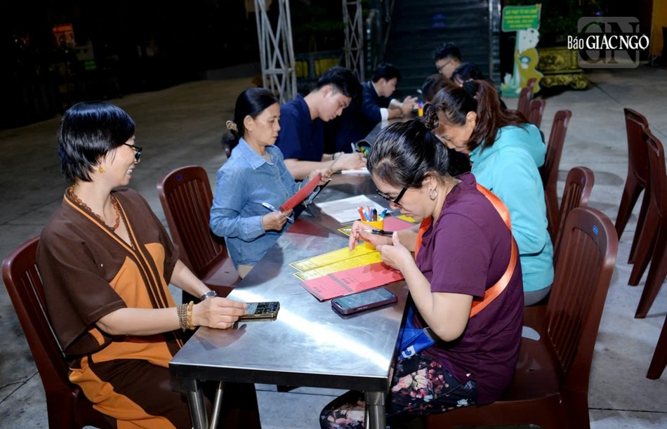 Việc tiếp nhận phương danh cầu siêu từ Phật tử và người dân diễn ra liên tục từ sáng đến tối Việc tiếp nhận phương danh cầu siêu từ Phật tử và người dân diễn ra liên tục từ sáng đến tối