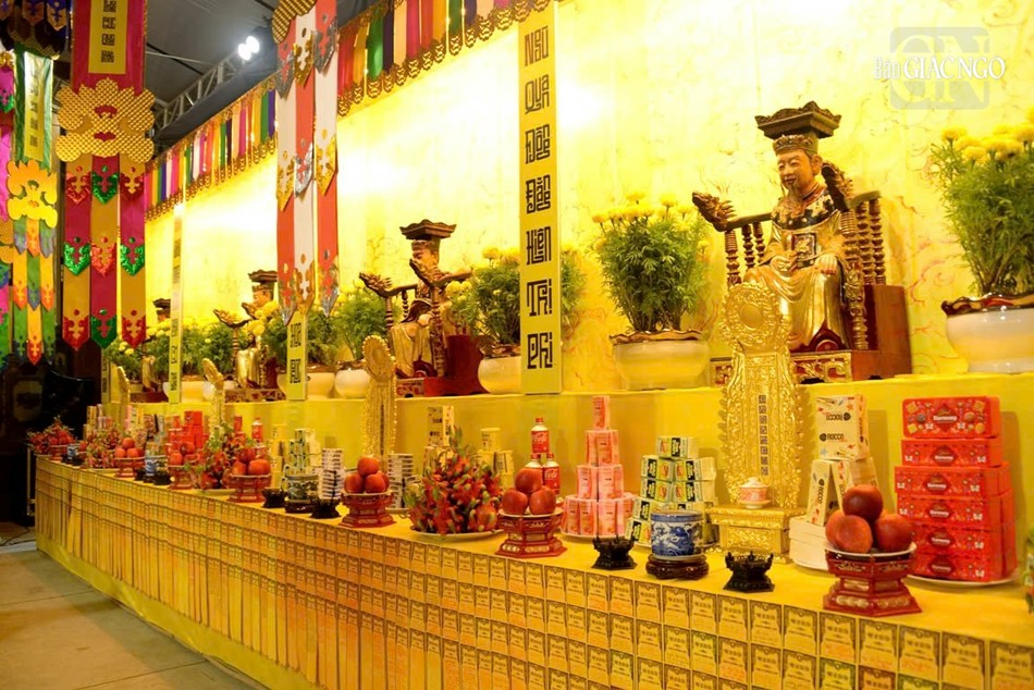 Khu vực ngoại đàn với án thờ Tiêu Diện Đại sĩ, Thập điện Minh vương, Dẫn Lộ Vương Bồ-tát cùng chư hương linh bách tánh chư gia và 12 loại cô hồn theo quan niệm truyền thống... Khu vực ngoại đàn với án thờ Tiêu Diện Đại sĩ, Thập điện Minh vương, Dẫn Lộ Vương Bồ-tát cùng chư hương linh bách tánh chư gia và 12 loại cô hồn theo quan niệm truyền thống...