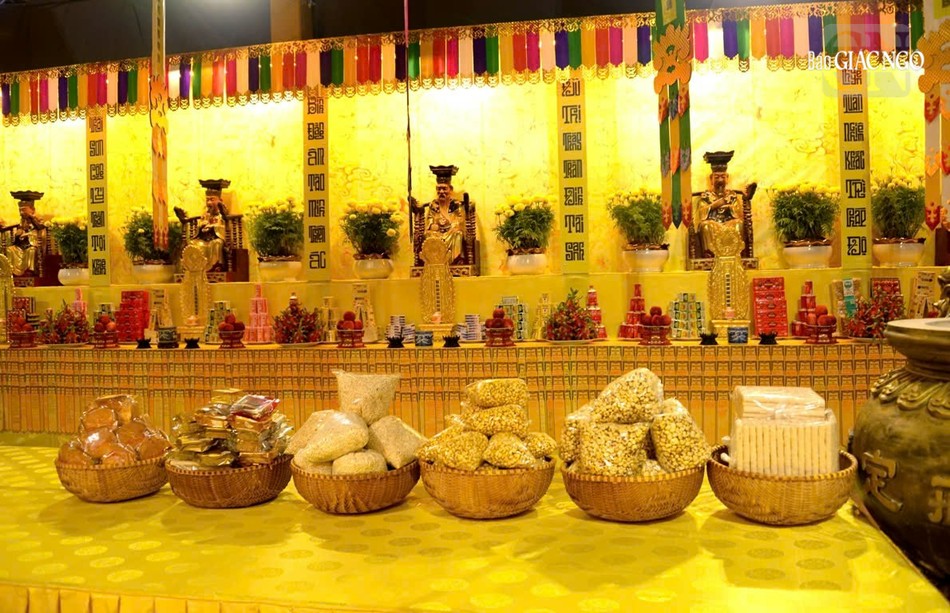 Bên cạnh đó là các bàn hộc thực để phổ thí cho chúng sinh trong u minh giới Bên cạnh đó là các bàn hộc thực để phổ thí cho chúng sinh trong u minh giới