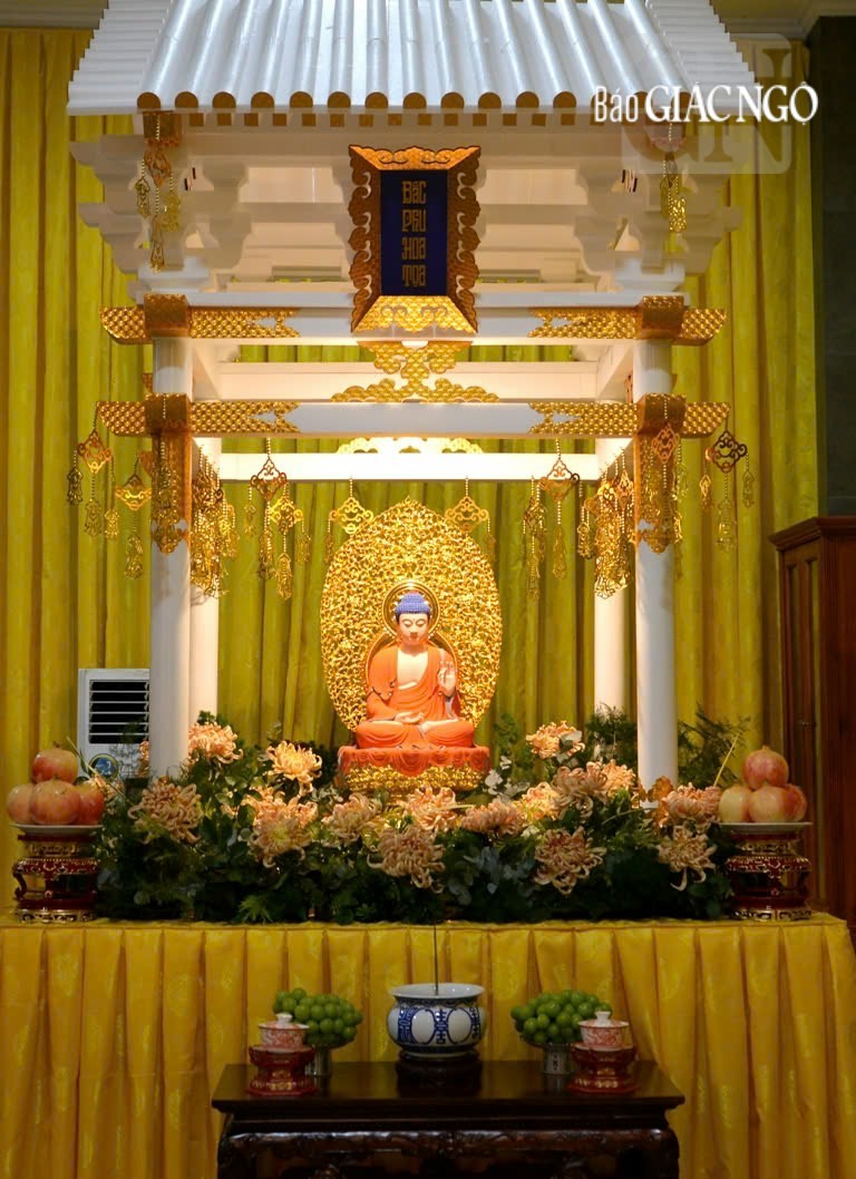 Nội đàn được bố trí theo đồ hình mạn-đà-la, trong đó thiết trí án thờ Ngũ Trí Như Lai ở bốn phương Đông - Tây - Nam - Bắc và Trung ương Nội đàn được bố trí theo đồ hình mạn-đà-la, trong đó thiết trí án thờ Ngũ Trí Như Lai ở bốn phương Đông - Tây - Nam - Bắc và Trung ương