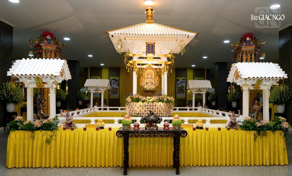 Tại khu vực Trung ương, tức ở chính giữa nội đàn là Tỳ-lô-giá-na Như Lai - pháp thân của Đức Phật Thích Ca, biểu hiện của ánh sáng trí tuệ chiếu soi và diệt trừ bóng tối của vô minh Tại khu vực Trung ương, tức ở chính giữa nội đàn là Tỳ-lô-giá-na Như Lai - pháp thân của Đức Phật Thích Ca, biểu hiện của ánh sáng trí tuệ chiếu soi và diệt trừ bóng tối của vô minh
