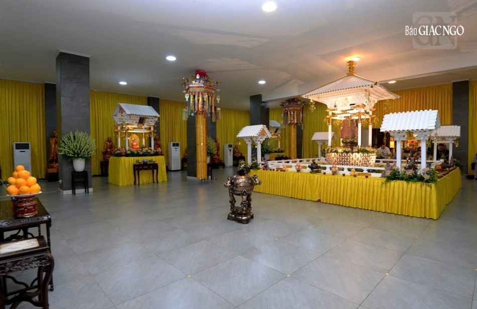 Ở bốn hướng của núi Tu-di là Tứ đại bộ châu, nơi sinh sống của các loài hữu tình. Theo đó, sự phổ độ của Phật pháp không giới hạn riêng trong cõi người mà còn mở rộng đến hết thảy vạn loại trong cùng khắp pháp giới Ở bốn hướng của núi Tu-di là Tứ đại bộ châu, nơi sinh sống của các loài hữu tình. Theo đó, sự phổ độ của Phật pháp không giới hạn riêng trong cõi người mà còn mở rộng đến hết thảy vạn loại trong cùng khắp pháp giới