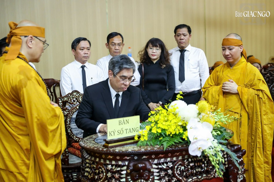 Phó Bí thư Thành ủy, Chủ tịch Ủy ban MTTQVN TP.HCM Nguyễn Phước Lộc ký sổ tang lưu niệm Phó Bí thư Thành ủy, Chủ tịch Ủy ban MTTQVN TP.HCM Nguyễn Phước Lộc ký sổ tang lưu niệm