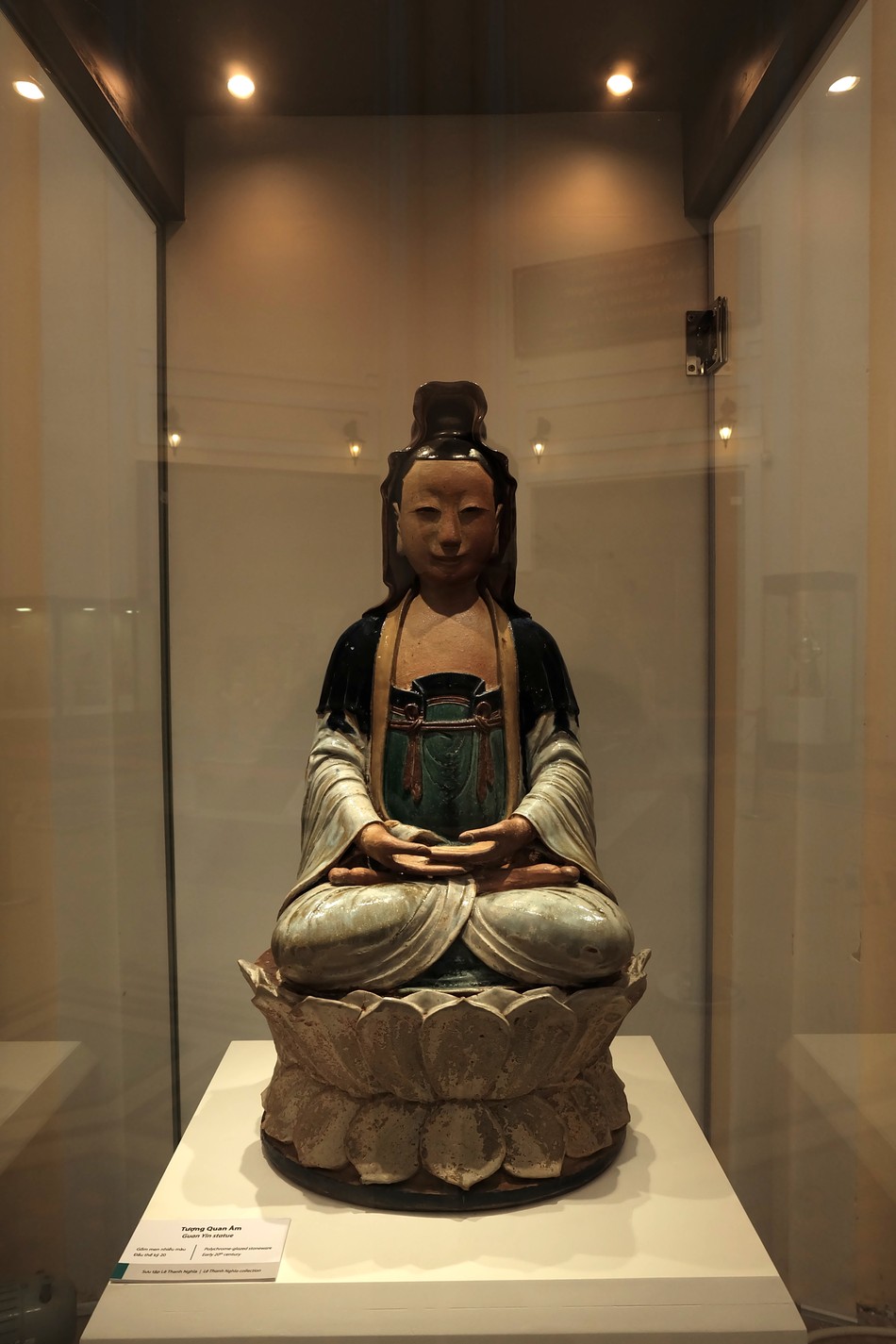 Tượng Quán Thế Âm Bồ-tát, gốn phủ men nhiều màu, đầu thế kỷ XX Tượng Quán Thế Âm Bồ-tát, gốn phủ men nhiều màu, đầu thế kỷ XX