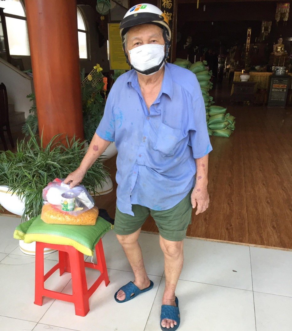 Người dân đến nhận quà vẫn tuân thủ các biện pháp 5K Người dân đến nhận quà vẫn tuân thủ các biện pháp 5K