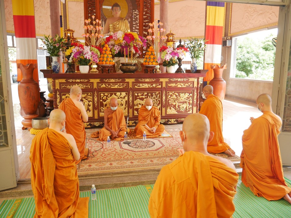 Đối trước chư tôn đức giáo phẩm chứng minh, đại chúng thành kính sám hối, khẩn cầu chư tôn đức giáo thọ Đối trước chư tôn đức giáo phẩm chứng minh, đại chúng thành kính sám hối, khẩn cầu chư tôn đức giáo thọ