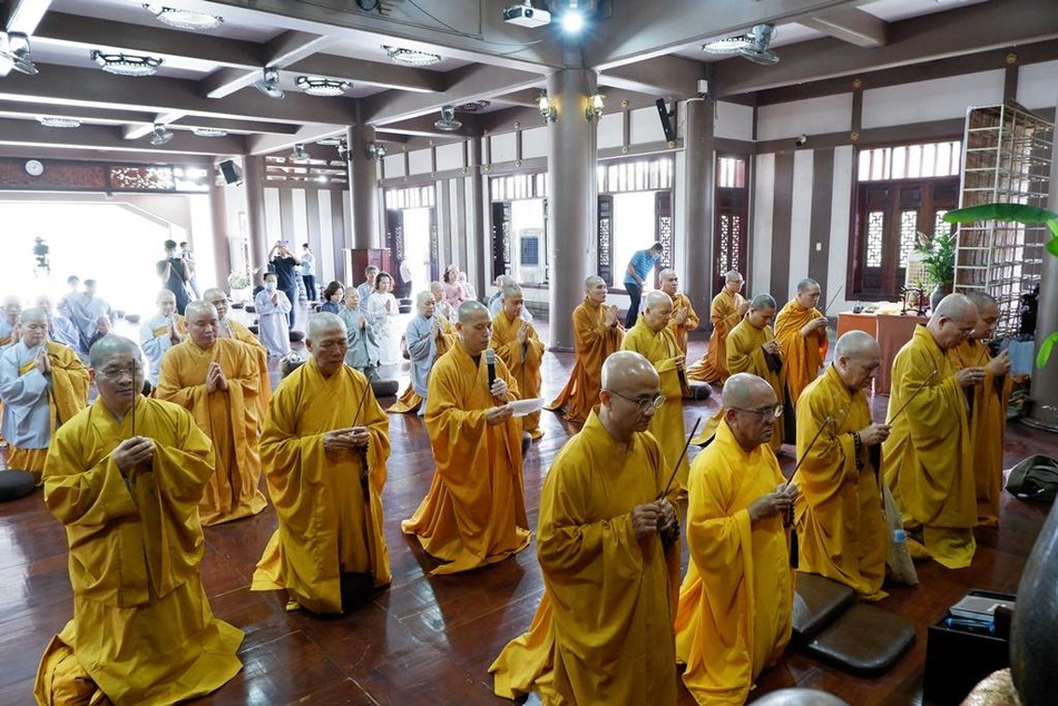 Nghi thức niêm hương cầu siêu cho các chiến sĩ tử nạn trong thiên tai miền Trung