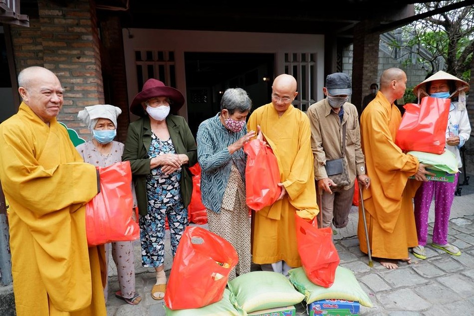 Hàng trăm phần quà được trao tay bà con nghèo