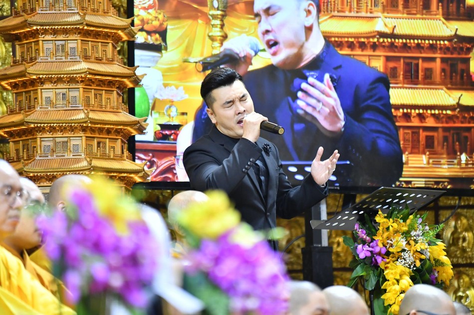 Ca sĩ Ưng Hoàng Phúc hát tiễn biệt người anh từng chung nhóm Ca sĩ Ưng Hoàng Phúc hát tiễn biệt người anh từng chung nhóm