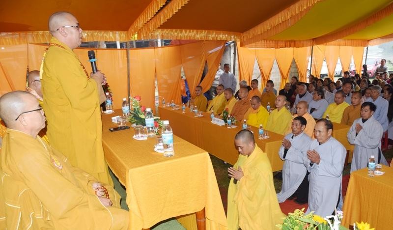 Đại đức Thích Phước Hiệp và cư sĩ đại diện Ban Hộ tự nghe đạo từ chứng minh