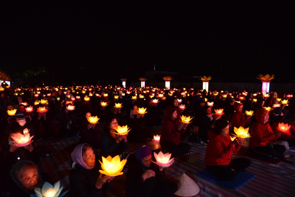 Phật tử được truyền đăng và nhất tâm hướng về Đức Phật A Di Đà, phát nguyện vãng sanh thế giới Cực Lạc
