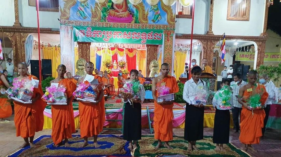 Trao phần thưởng đến thí sinh có kết quả cao