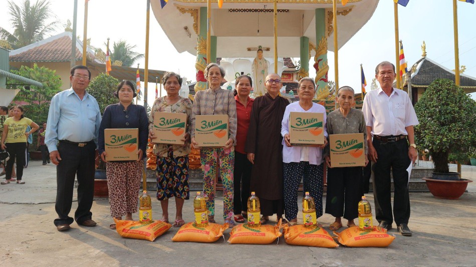 Ni sư Huệ Ngọc trên hành trình từ thiện - Ảnh: Lục Diệu Ni sư Huệ Ngọc trên hành trình từ thiện - Ảnh: Lục Diệu