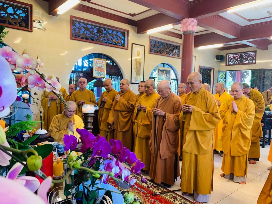 Hòa thượng Thích Như Tước cùng chư tôn thiền đức Ban Trị sự Phật giáo tỉnh Vĩnh Long tưởng niệm cố Hòa thượng Thích Thiện Bình