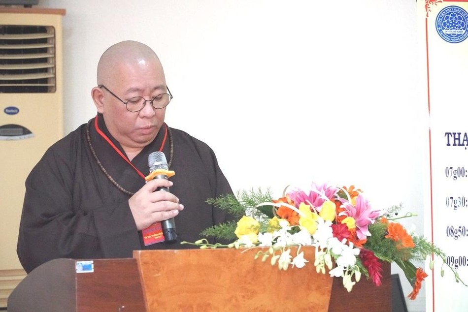 Thượng tọa Thích Đồng Văn đọc nội quy phòng thi