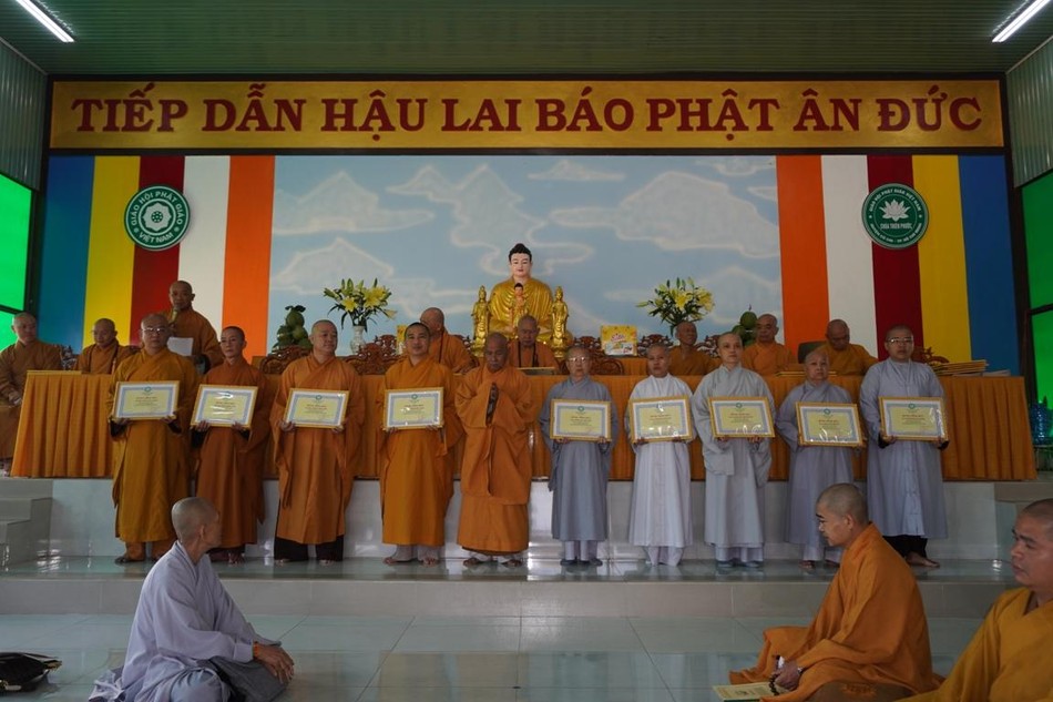 Và bằng công đức đến các cá nhân và tập thể Và bằng công đức đến các cá nhân và tập thể