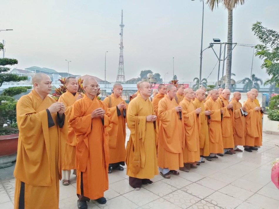 Chư tôn đức Phật giáo huyện Củ Chi thắp hưởng tưởng niệm các anh hùng liệt sĩ tại Đài tưởng niệm trên Tỉnh lộ 8 Chư tôn đức Phật giáo huyện Củ Chi thắp hưởng tưởng niệm các anh hùng liệt sĩ tại Đài tưởng niệm trên Tỉnh lộ 8