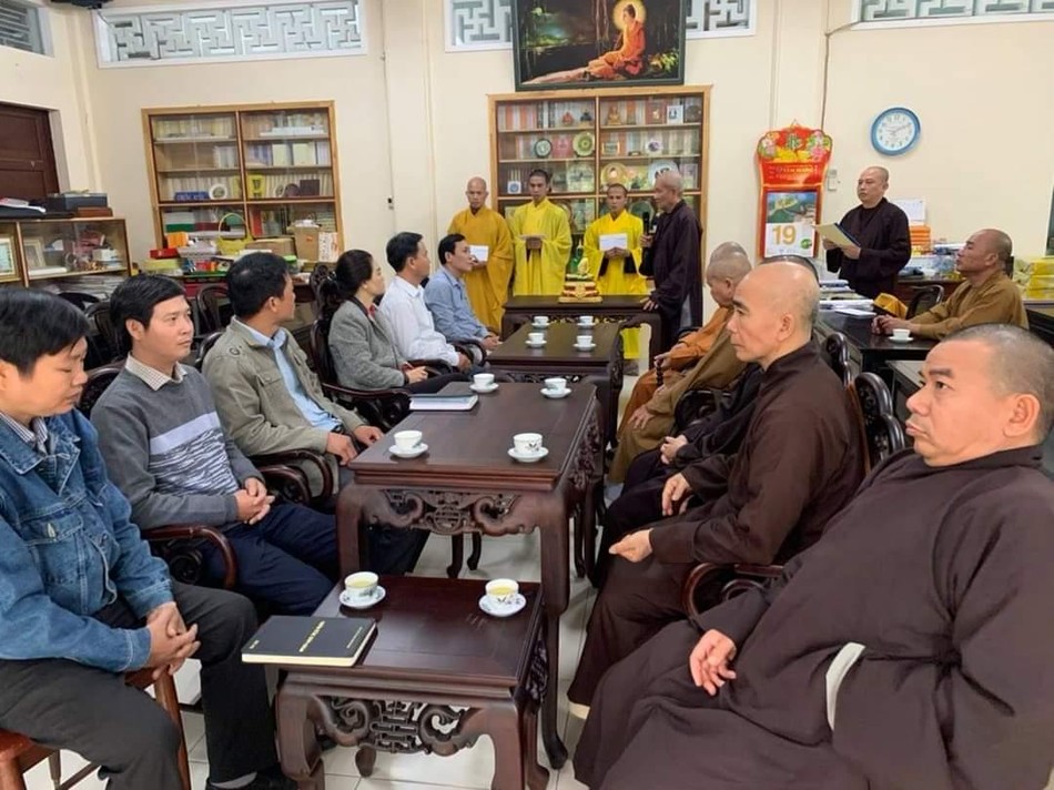 Tặng quà đến chư tôn đức trước khi lên đường ra Trường Sa nhận nhiệm vụ trụ trì