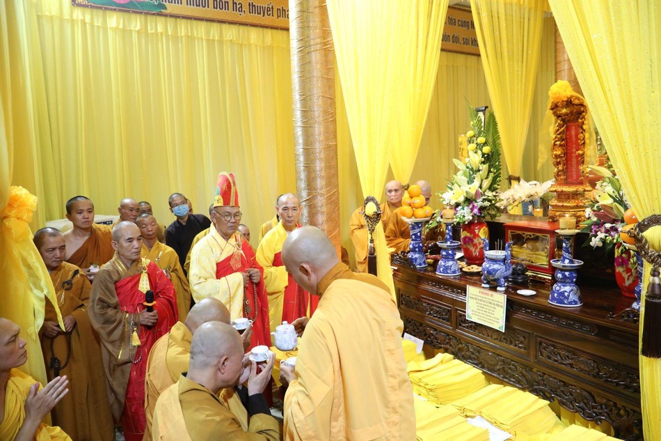 Dâng trà cúng dường Dâng trà cúng dường