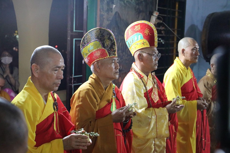 Chư tôn đức cử hành nghi thức trị quan Chư tôn đức cử hành nghi thức trị quan