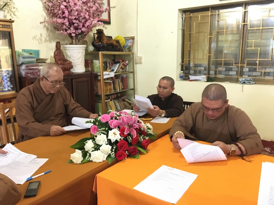 Thượng tọa Trưởng ban và chư tôn đức theo dõi báo cáo Phật sự của Phật giáo huyện