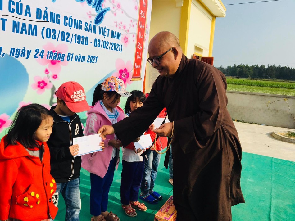 Đại đức Thích Nguyên Quang - chùa Đông Yên trao quà cho học sinh nghèo hiếu học tại chương trình “Xuân ấm áp - Tết yêu thương” Đại đức Thích Nguyên Quang - chùa Đông Yên trao quà cho học sinh nghèo hiếu học tại chương trình “Xuân ấm áp - Tết yêu thương”