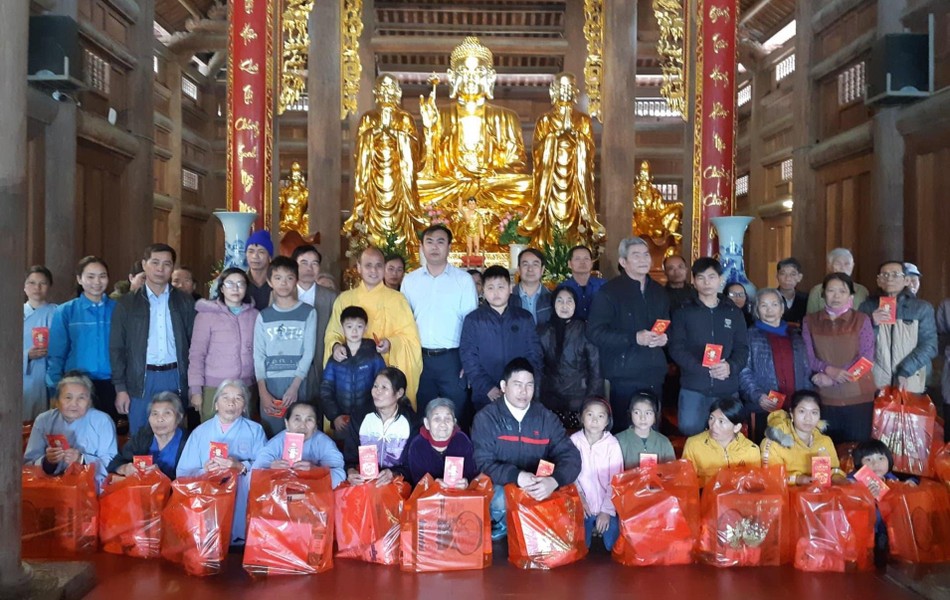 60 hộ gia đình xã Quỳnh Yên và An Hòa trực tiếp về tại chùa Lam Sơn nhận quà tết 60 hộ gia đình xã Quỳnh Yên và An Hòa trực tiếp về tại chùa Lam Sơn nhận quà tết