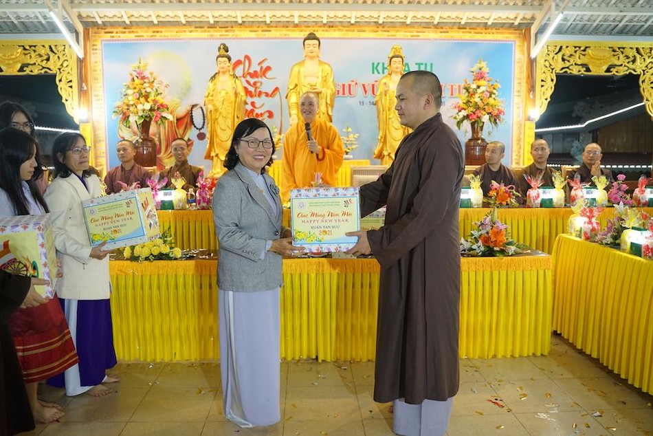 Phân ban tặng quà đến Phân ban Hướng dẫn Phân ban Gia đình Phật tử tỉnh Thừa Thiên Huế Phân ban tặng quà đến Phân ban Hướng dẫn Phân ban Gia đình Phật tử tỉnh Thừa Thiên Huế