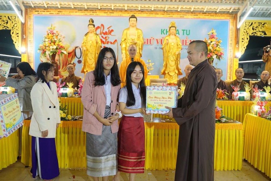 Và tặng quà đến Tập thể sinh viên Lào Và tặng quà đến Tập thể sinh viên Lào