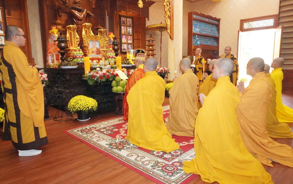 Cung tiến giác linh cố Hòa thượng Cung tiến giác linh cố Hòa thượng