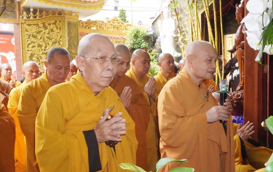 Hòa thượng Thích Thiện Nhơn cung kính ôn lại hành trạng của Hòa thượng Ân sư và tác bạch cúng dường trai tăng Hòa thượng Thích Thiện Nhơn cung kính ôn lại hành trạng của Hòa thượng Ân sư và tác bạch cúng dường trai tăng