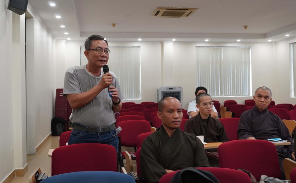 Cộng tác viên Nguyễn Thành Công đến từ Bạc Liêu chia sẻ đã cộng tác với báo Giác Ngộ nhiều năm, và hôm nay được gặp chư tôn đức và lắng nghe chia sẻ về nghiệp vụ làm anh rất xúc động và biết ơn Cộng tác viên Nguyễn Thành Công đến từ Bạc Liêu chia sẻ đã cộng tác với báo Giác Ngộ nhiều năm, và hôm nay được gặp chư tôn đức và lắng nghe chia sẻ về nghiệp vụ làm anh rất xúc động và biết ơn