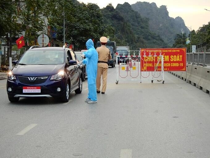 Chốt kiểm soát trên quốc lộ 18A, phường Quang Hanh, TP Cẩm Phả - Ảnh: Minh Cương Chốt kiểm soát trên quốc lộ 18A, phường Quang Hanh, TP Cẩm Phả - Ảnh: Minh Cương