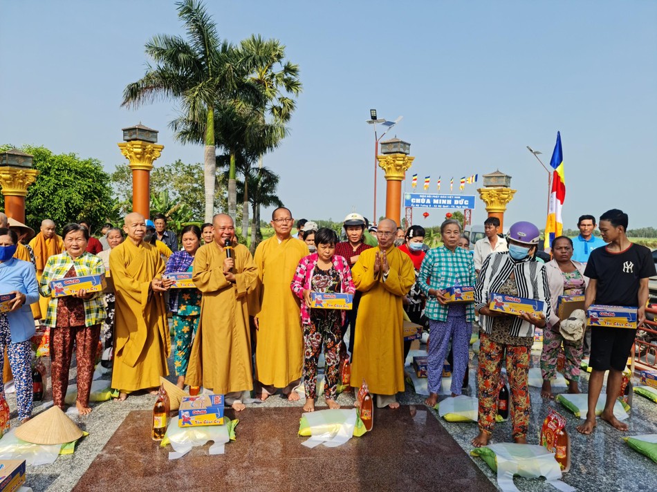 Tặng quà tết tới đồng bào nghèo địa phương Tặng quà tết tới đồng bào nghèo địa phương