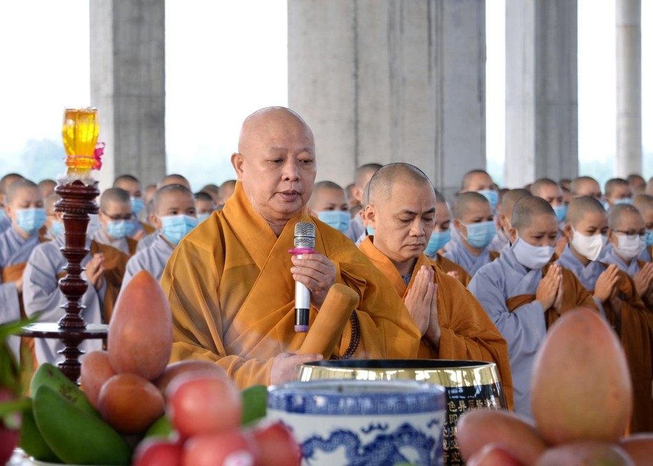 Hòa thượng Thích Lệ Trang dẫn lễ