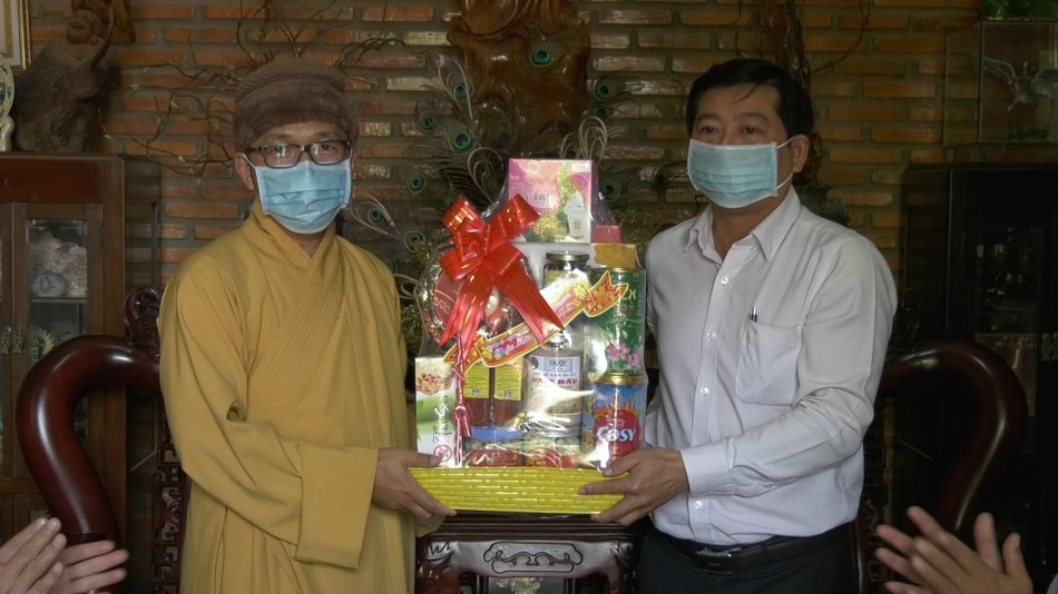 Chủ tịch UBND huyện Tam Nông Trần Thanh Nam tặng quà tới Đại đức Thích Phước Huệ Chủ tịch UBND huyện Tam Nông Trần Thanh Nam tặng quà tới Đại đức Thích Phước Huệ