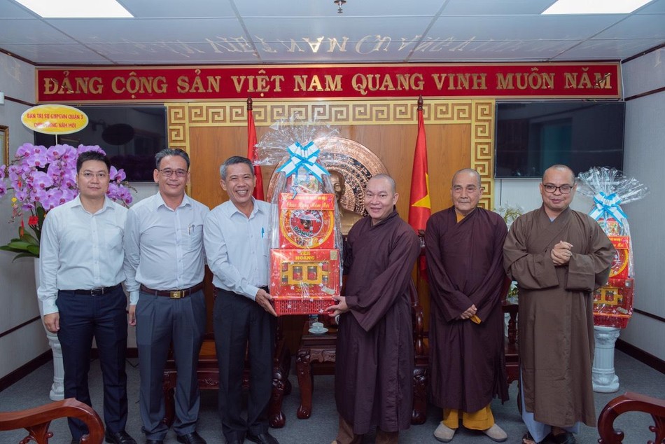 Thượng tọa Thích Thiện Bửu, Phó Thường trực Ban Trị sự Phật giáo quận 3 tặng quà đến ông Võ Văn Đức, Phó Bí thư Quận ủy, Chủ tịch UBND quận 3 - Ảnh: Đăng Huy Thượng tọa Thích Thiện Bửu, Phó Thường trực Ban Trị sự Phật giáo quận 3 tặng quà đến ông Võ Văn Đức, Phó Bí thư Quận ủy, Chủ tịch UBND quận 3 - Ảnh: Đăng Huy