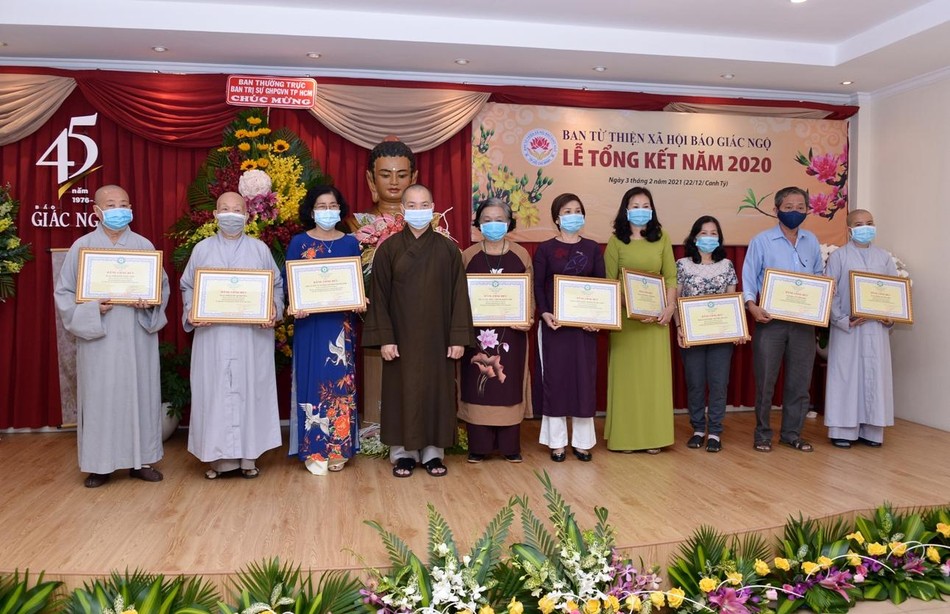 Thượng tọa Thích Quang Thạnh, Phó Thư ký kiêm Chánh Văn phòng Ban Trị sự GHPGVN TP.HCM tặng Bằng tuyên dương công đức Thượng tọa Thích Quang Thạnh, Phó Thư ký kiêm Chánh Văn phòng Ban Trị sự GHPGVN TP.HCM tặng Bằng tuyên dương công đức