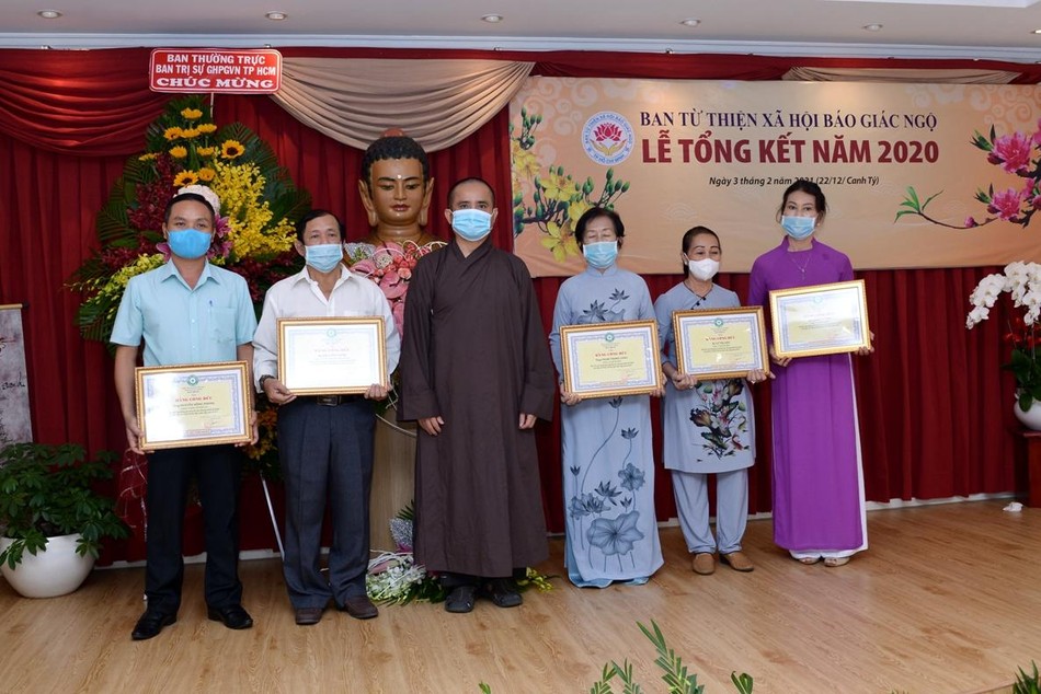 Các cá nhân và tập thể đón nhận Bằng tuyên dương công đức và công đức của Ban Trị sự Phật giáo TP.HCM Các cá nhân và tập thể đón nhận Bằng tuyên dương công đức và công đức của Ban Trị sự Phật giáo TP.HCM