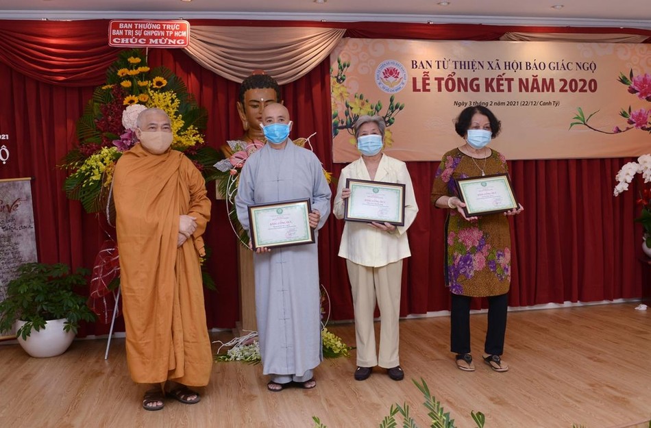 Hòa thượng Thích Giác Toàn trao Bằng công đức của Báo Giác Ngộ đến các tập thể Hòa thượng Thích Giác Toàn trao Bằng công đức của Báo Giác Ngộ đến các tập thể