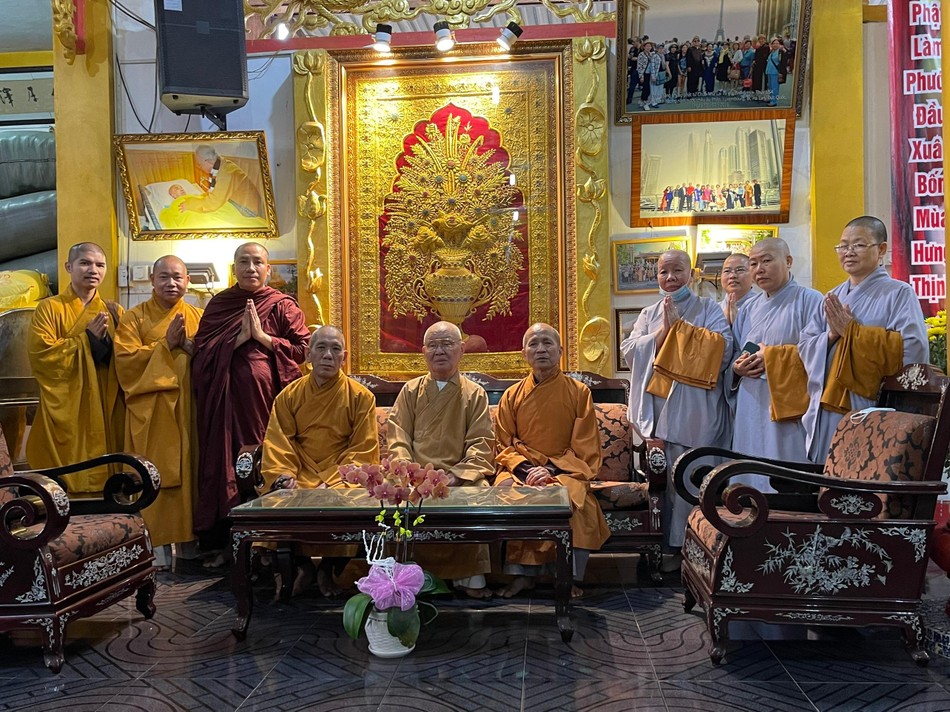 Chúc tết chư tôn đức chứng minh