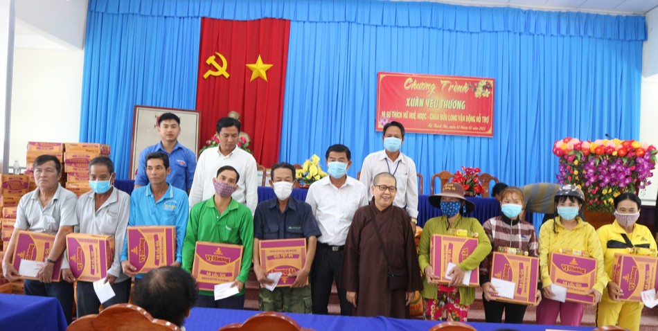 Ni sư Huệ Ngọc trao quà tết cho người nghèo ở xã Mỹ Thành Bắc Ni sư Huệ Ngọc trao quà tết cho người nghèo ở xã Mỹ Thành Bắc