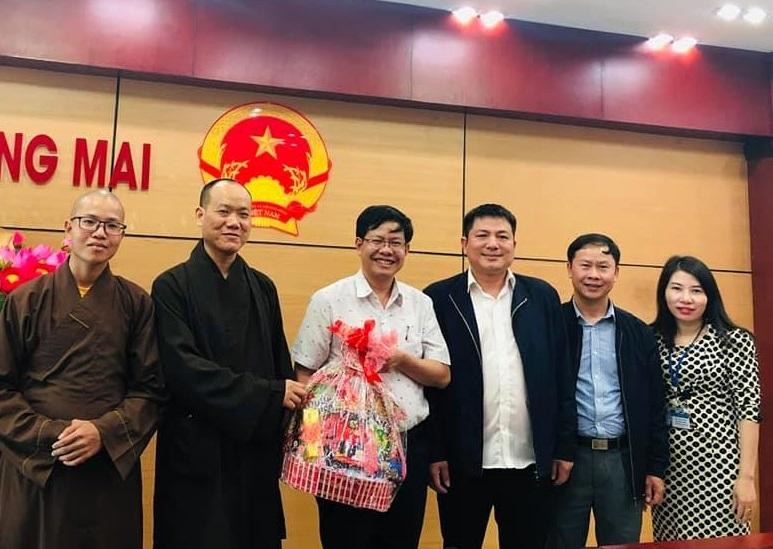 Chư tôn đức lãnh đạo Phật giáo thị xã Hoàng Mai trao quà tết tới lãnh đạo thị xã Chư tôn đức lãnh đạo Phật giáo thị xã Hoàng Mai trao quà tết tới lãnh đạo thị xã