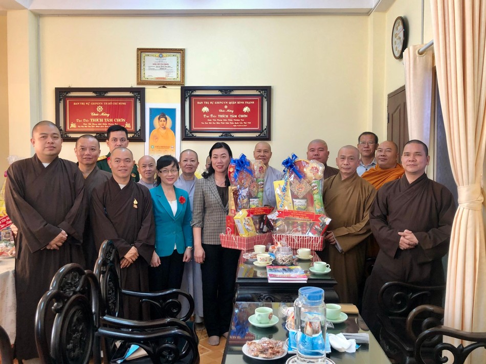 Lãnh đạo chính quyền quận tặng quà đến chư tôn đức Ban Trị sự Lãnh đạo chính quyền quận tặng quà đến chư tôn đức Ban Trị sự