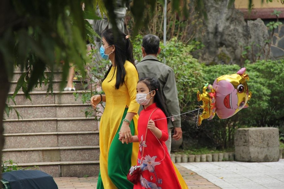 Mẹ con đi chùa Mẹ con đi chùa